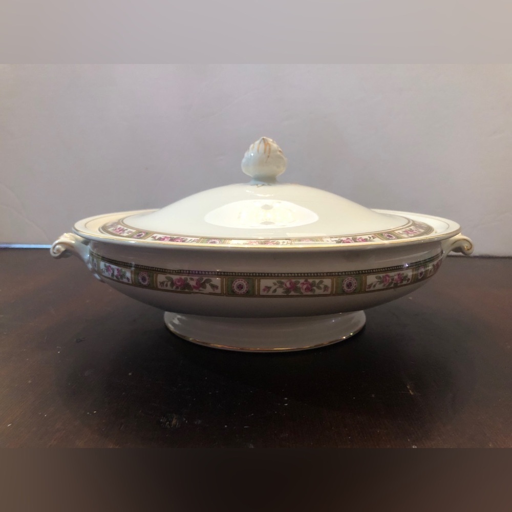 Antique Serving Dish with Lid. Like New. Johnson Brothers.